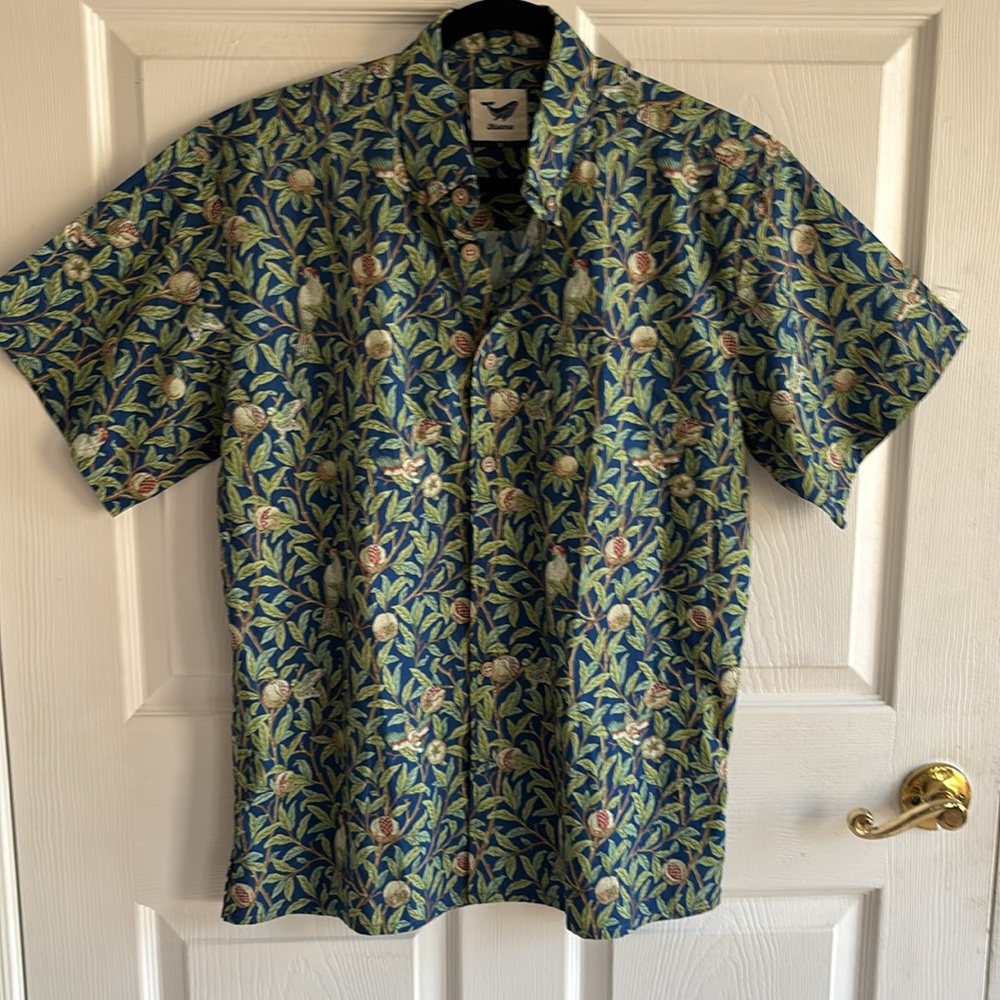 Yiume NWOT 100% cotton Hawaiian style shirt with coconut wood buttons. Size S.